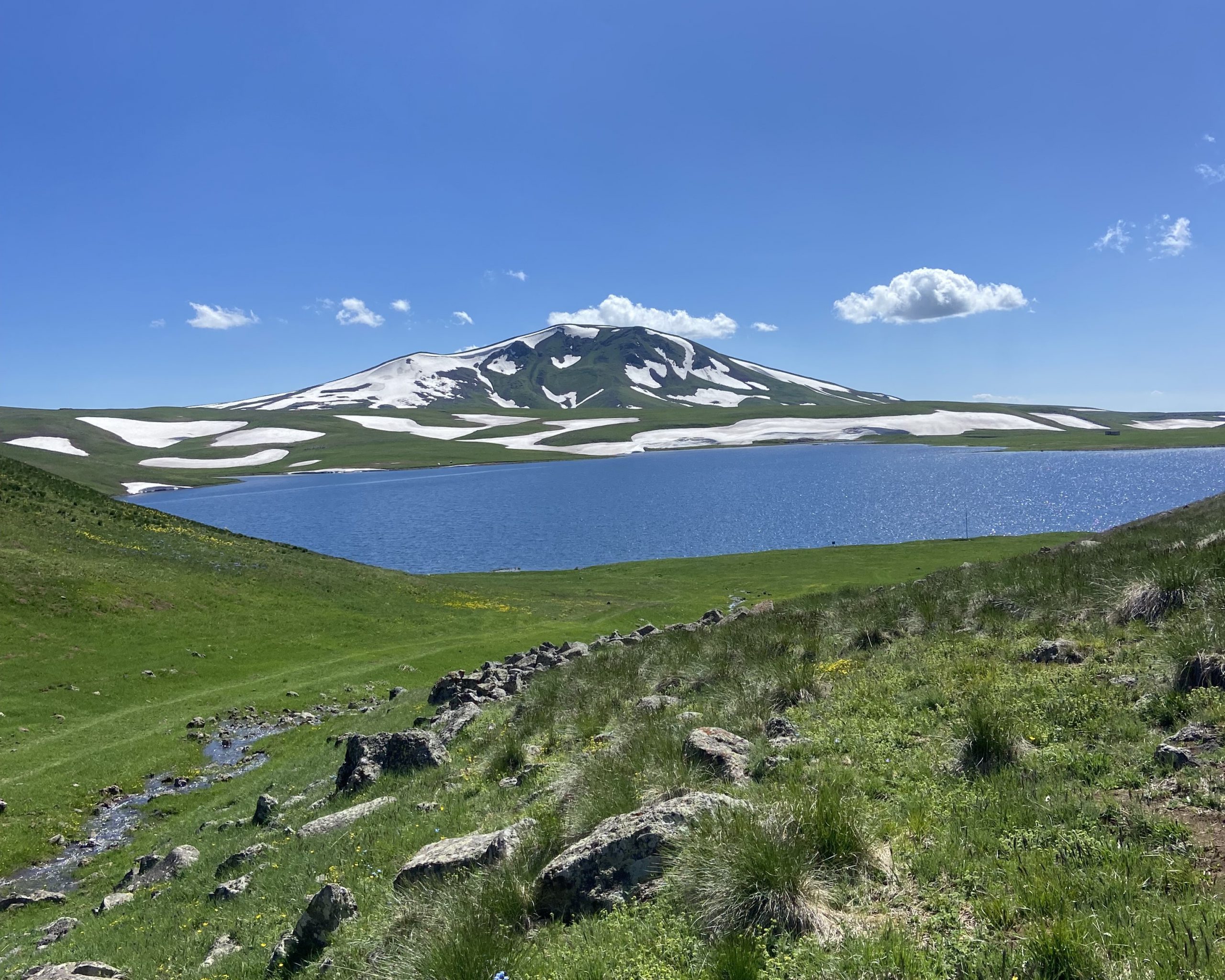 Geghams Day 3: After a couple days of snowfields, we finally made it to green grass and Lake Akna.
